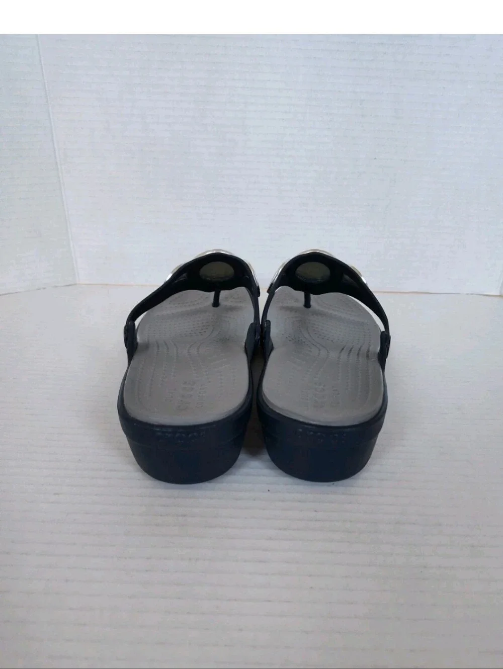 Crocs Women Sanrah Hammered Circle Wedge Flip Flops Size 10 Navy Grey Metallic